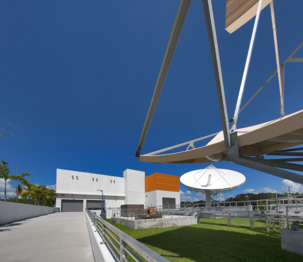 C-band uplink antenna and plant building